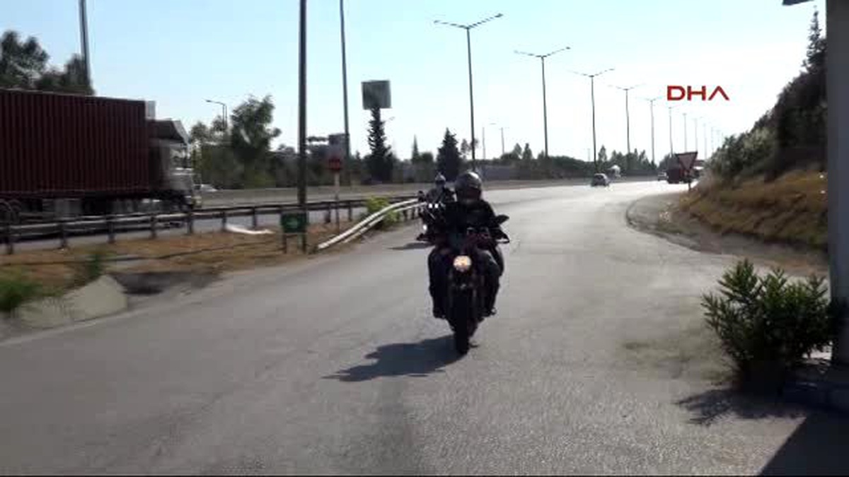 Adana Kadına Şiddet İçin Yola Çıkan Gülşah\'ı Adana\'da Erkekler Karşıladı