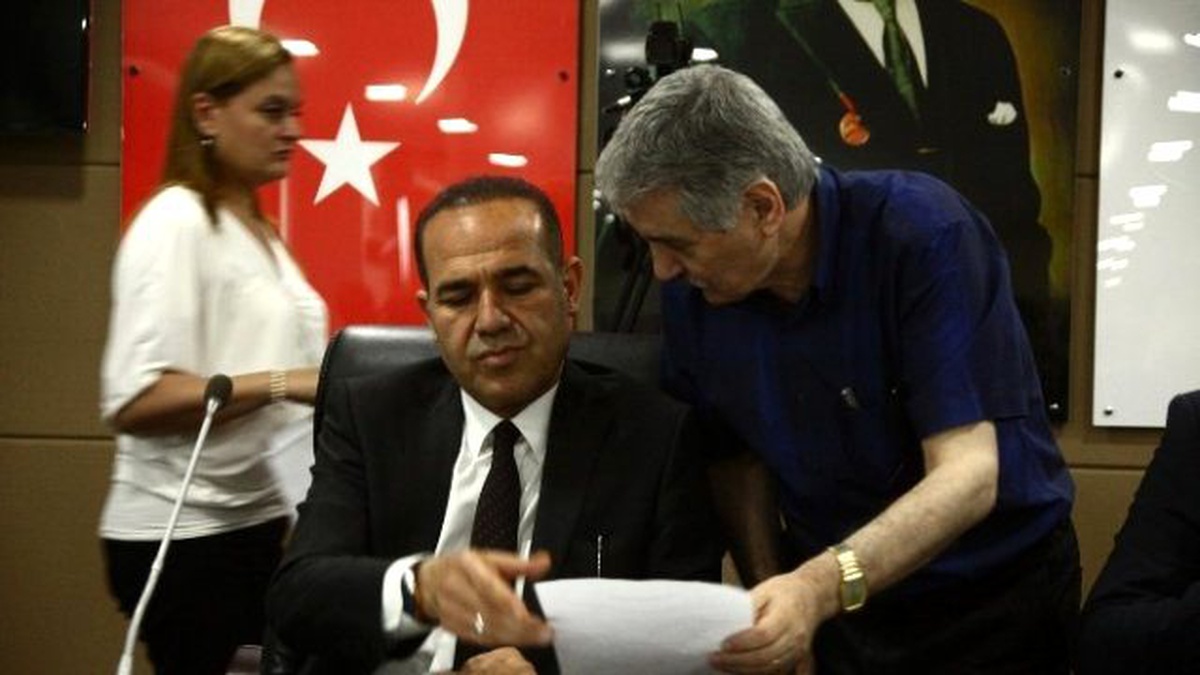 Ak Partili Meclis Üyeleri Toplantıyı Terk Etti