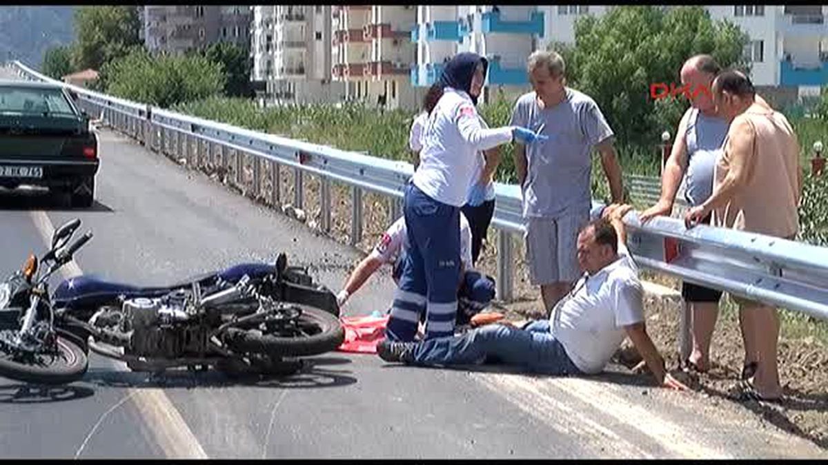 Antalya Motosiklet Devrildi: 2 Yaralı