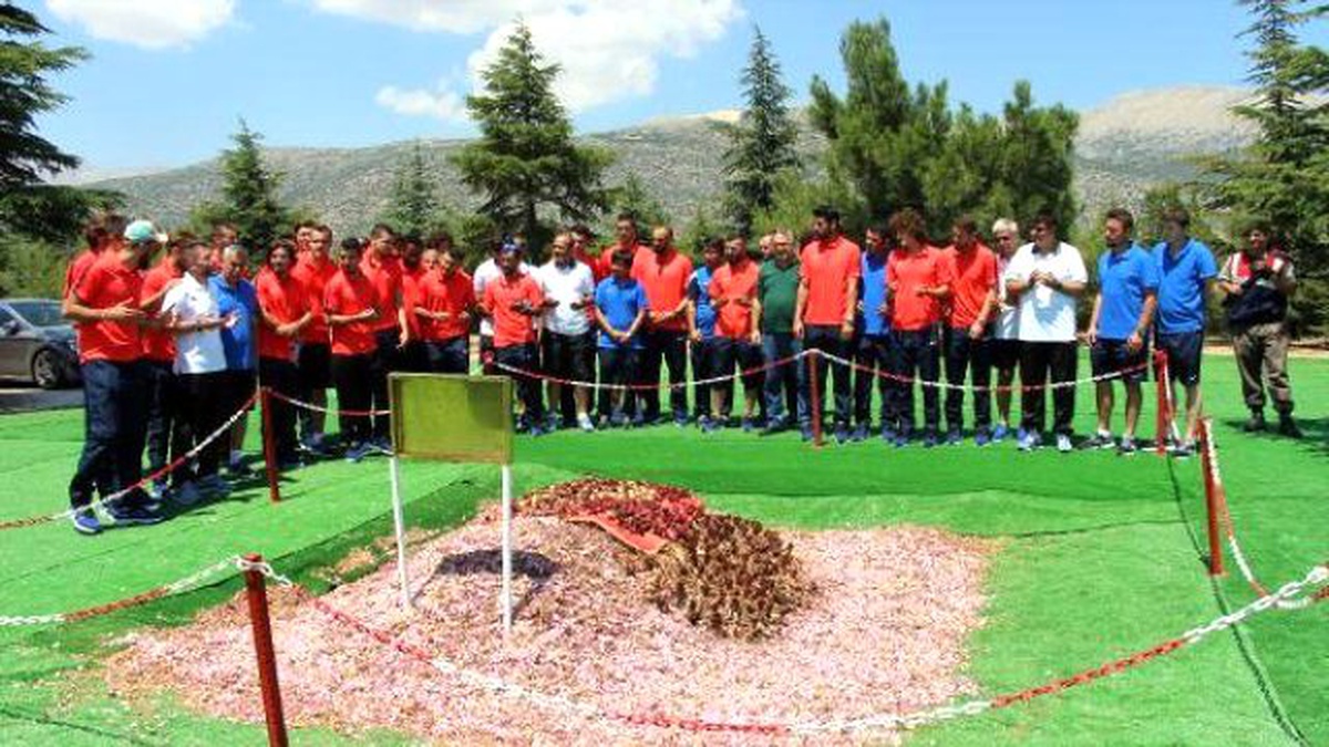 Antalyaspor\'dan Demirel\'in Mezarına Ziyaret