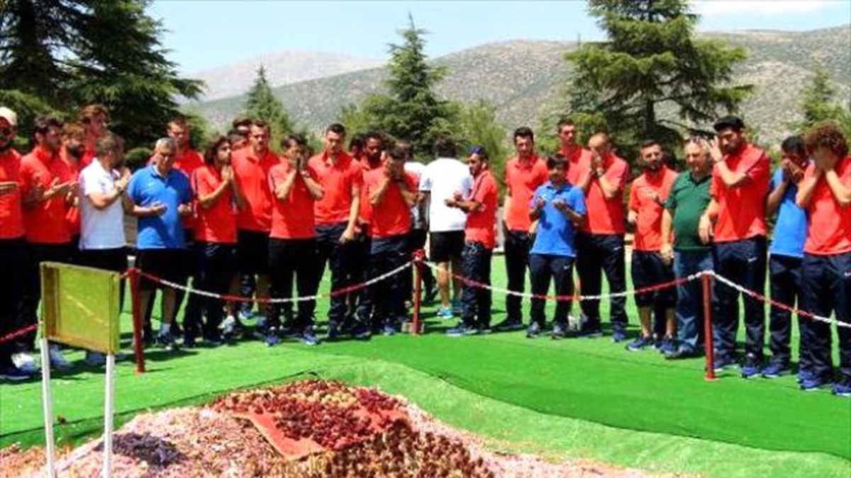 Antalyaspor Kafilesi, Demirel\'in Mezarını Ziyaret Etti