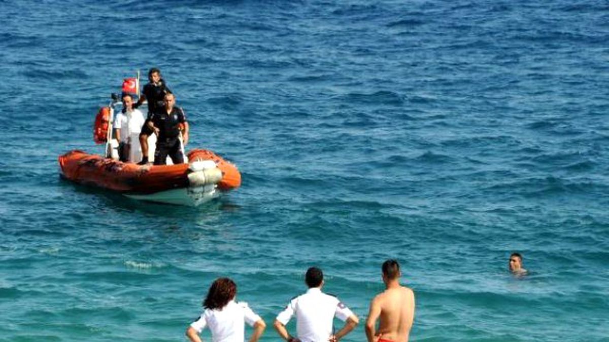 Arandığını Fark Etmeyen Şahıs, Yüzmeye Devam Etmiş