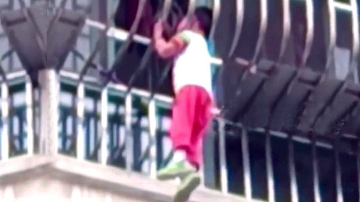 Balkon Demirlerine Asılı Kalan Çocuk Herkesi Korkuttu