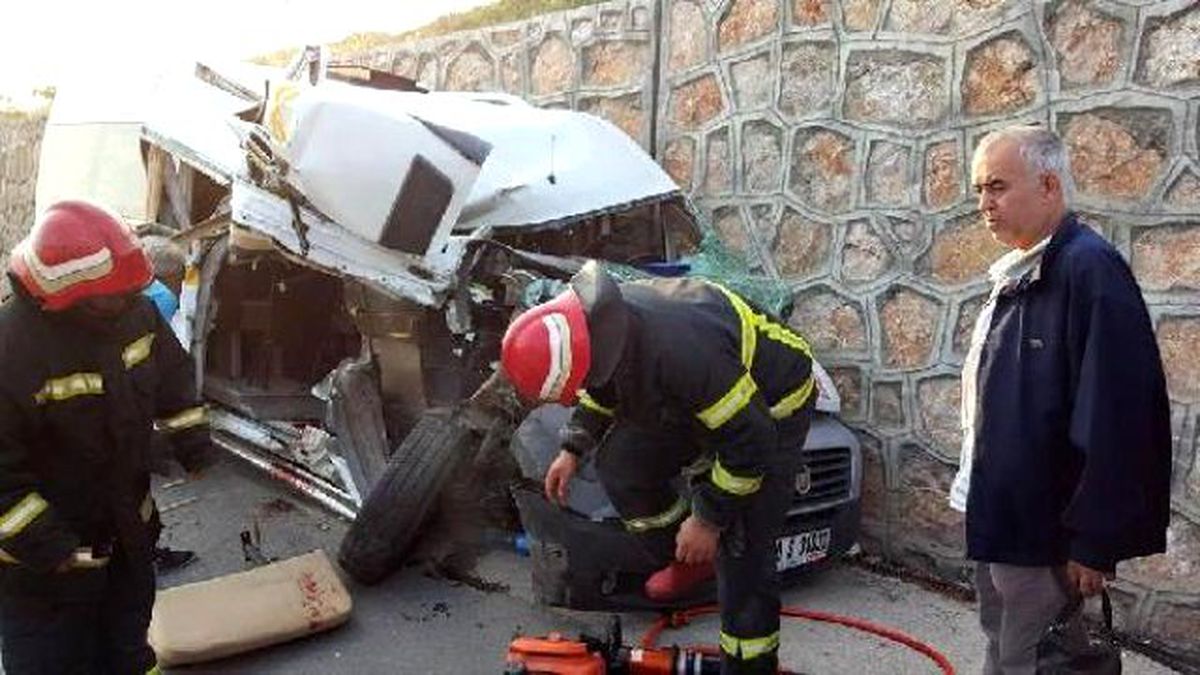 Bandırma\'da Servis Aracı Tır\'a Çarptı: 18 Yaralı