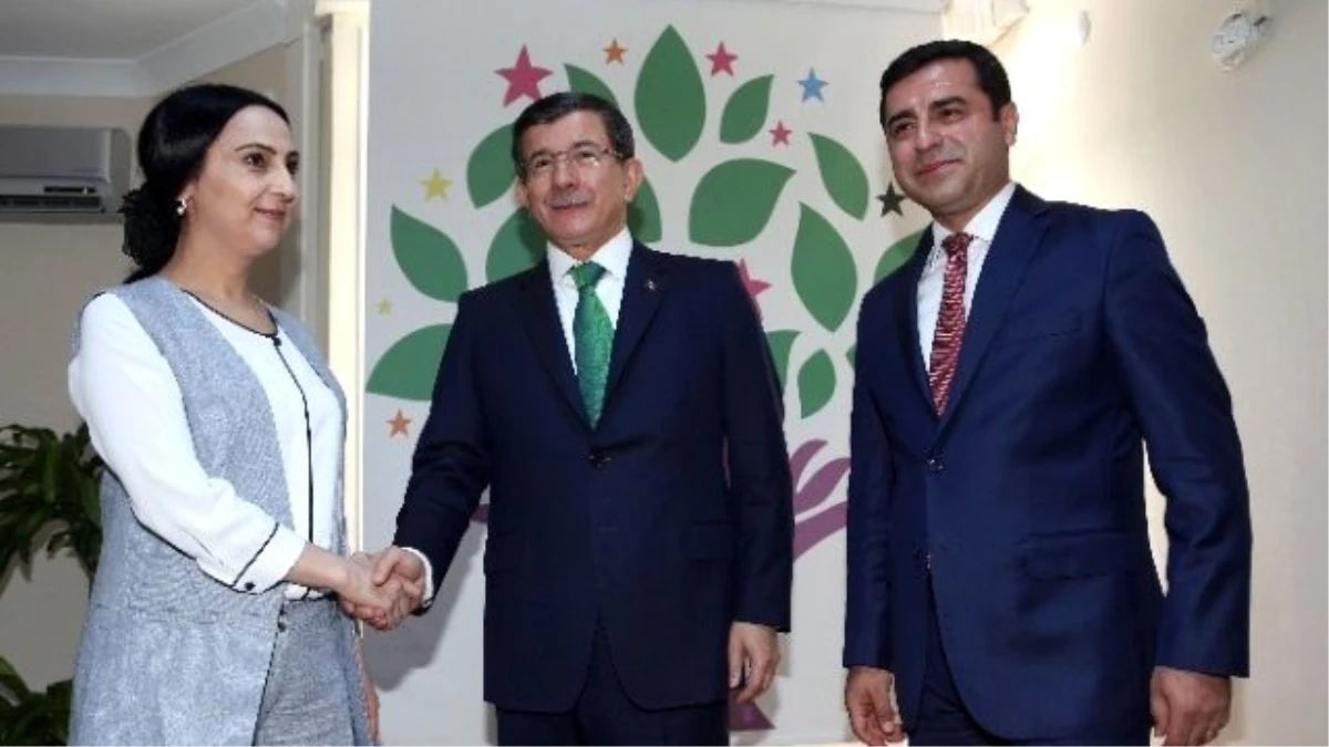 Başbakan Davutoğlu, HDP\'yi Ziyaret Etti
