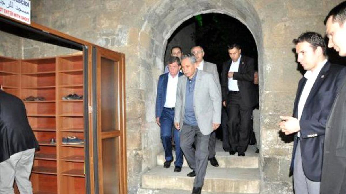 Başbakan Yardımcısı Arınç, Trabzon Ayasofya Camisinde Namazını Kıldı