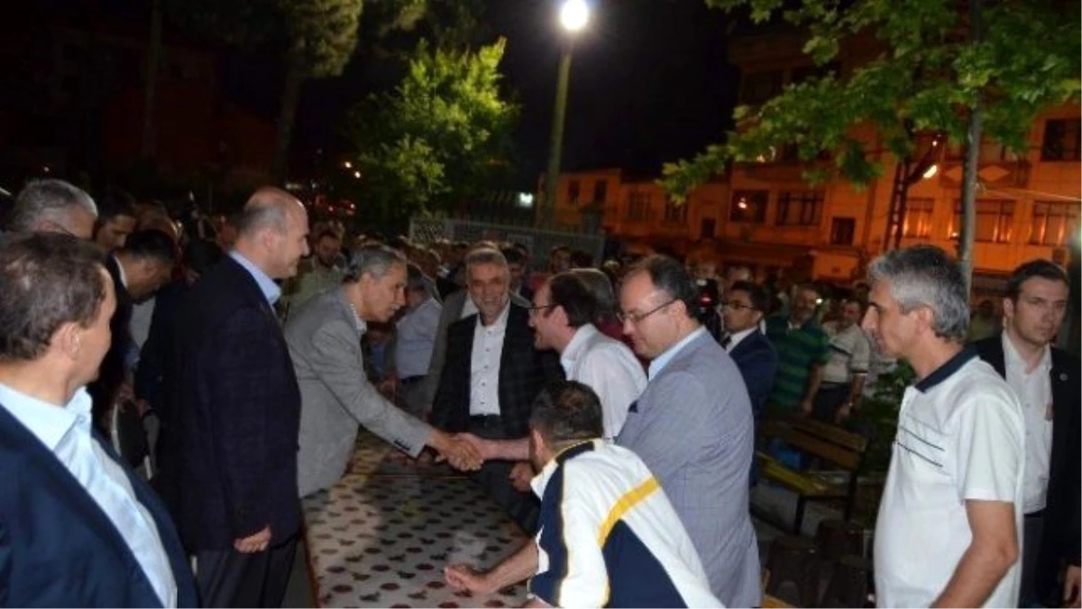 Başbakan Yardımcısı Bülent Arınç Teravih Namazı Sonrası Vatandaşlarla Çay İçti Sohbet Etti
