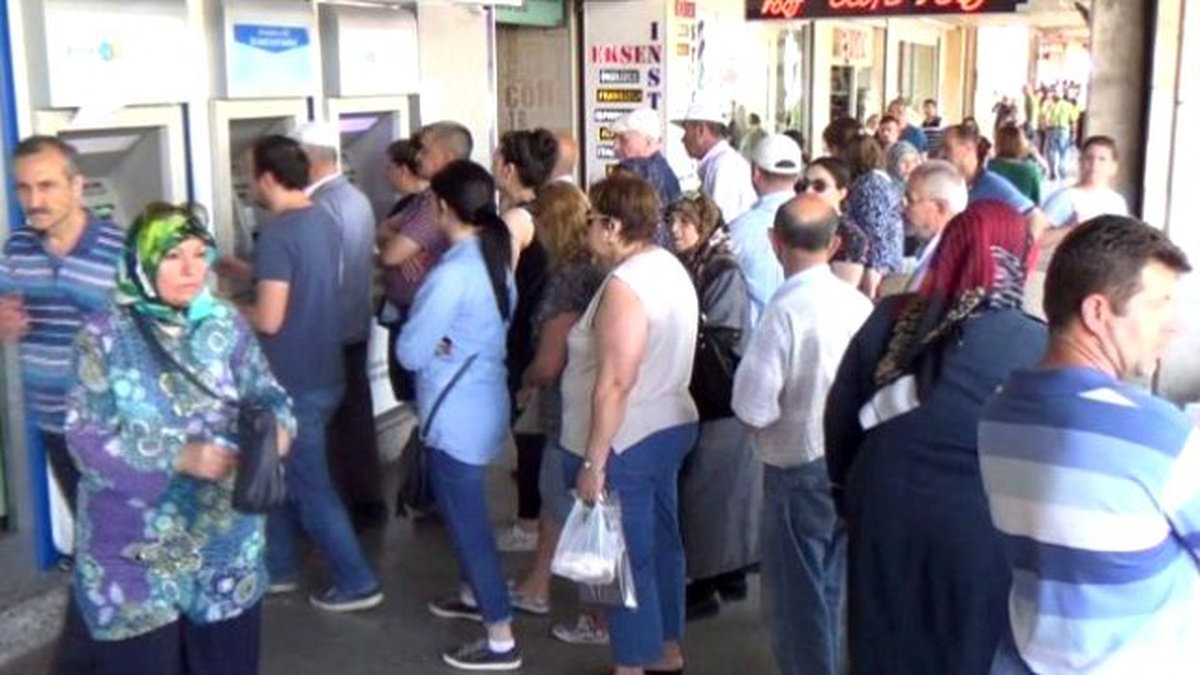 Bayram Öncesi Atm\'lerde Emekli Maaşı Kuyruğu