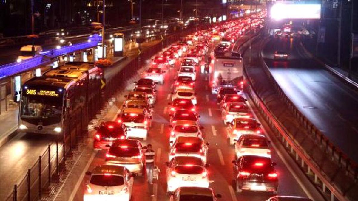 Bayram Trafiği Gece de Sürdü
