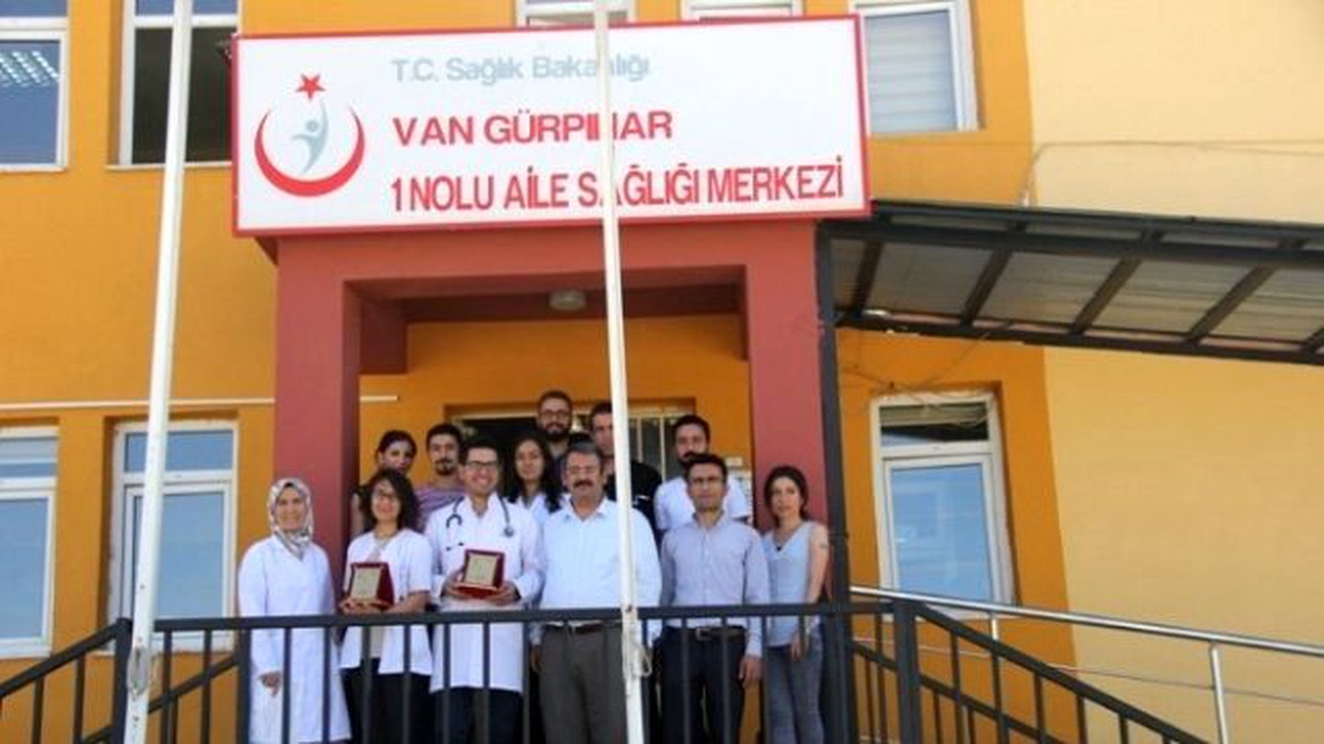 Bebek Dostu" Kurum ve Hekimlere Plaket