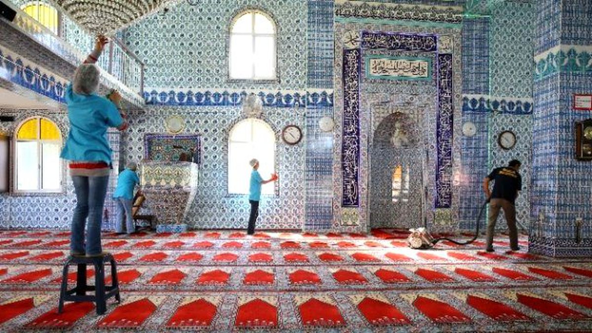 Buca\'da Camiler Bayrama Hazır