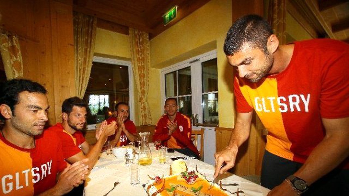 Burak Yılmaz\'a Kampta Doğum Günü Sürprizi