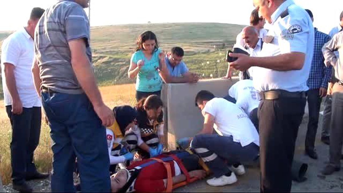 Çubuk'ta Bariyere Çarpan Otomobil İkiye Bölündü: 1 Yaralı