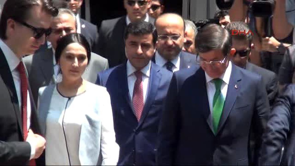 Davutoğlu, Koalisyon Turları Kapsamında Hdp\'yi Ziyaret Etti