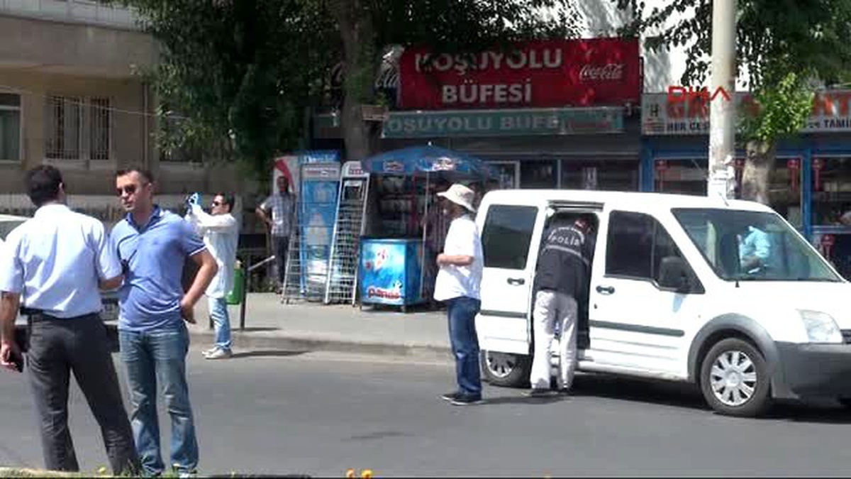 Diyarbakır\'da Husumetli Aileler Çatıştı: 3 Yaralı