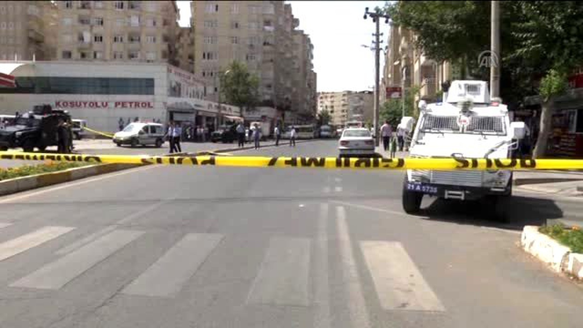 Diyarbakır\'da İki Aile Arasında Silahlı Kavga: 3 Yaralı