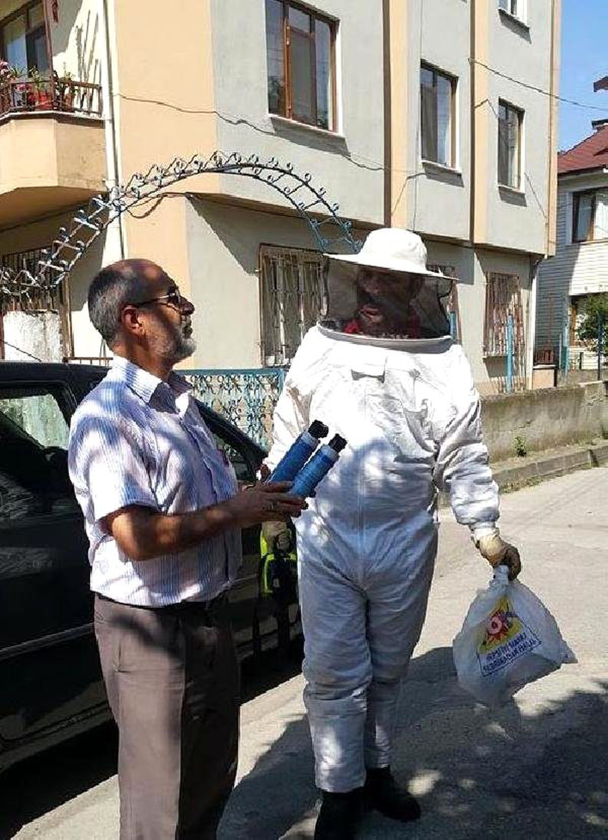 Doğalgaz Bacasına Yuva Yapan Arılar, Ev Sabibi ve Oğlunu Hastanelik Etti