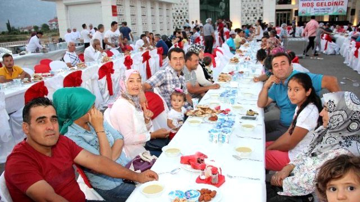 Döşemealtı Belediye Personeline ve Ailelerine 5 Yıldızlı İftar Sofrası