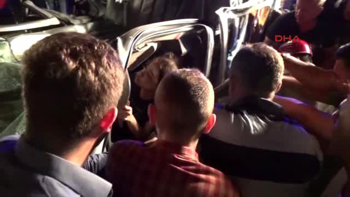 Ereğli - Hafif Ticari Kamyonet Orta Refüje Çarptı: 1 Ölü, 2 Yaralı