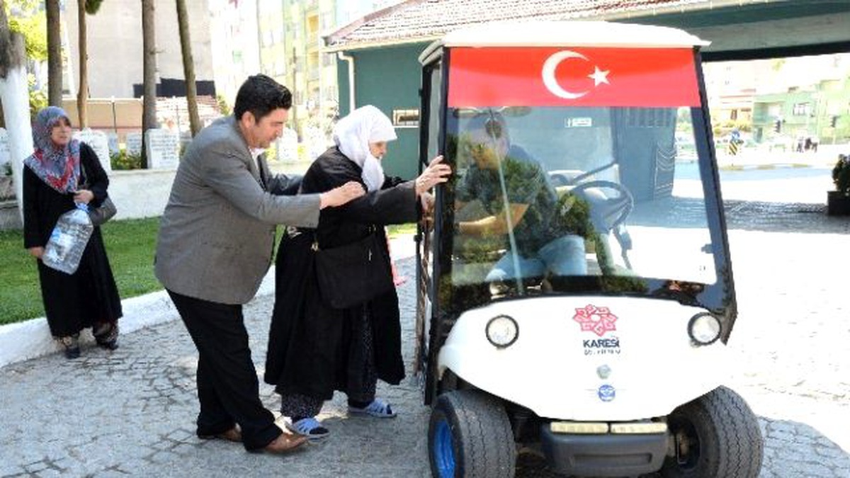 Golf Arabasıyla Mezarlık Ziyareti