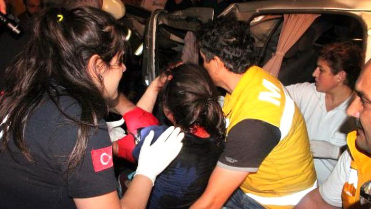 Hafif Ticari Araç Refüje Çarptı: 1 Ölü, 2 Yaralı