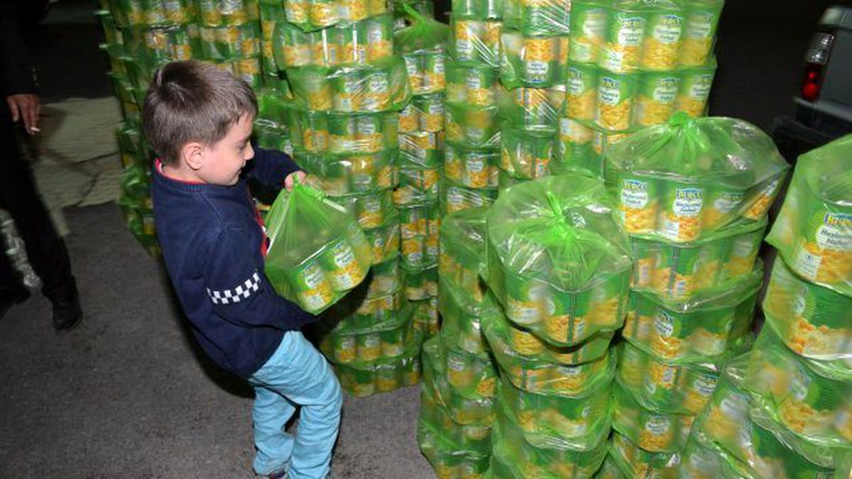 Hakkari\'de Muhtaç Ailelere Yardım Kolileri Dağıtıldı