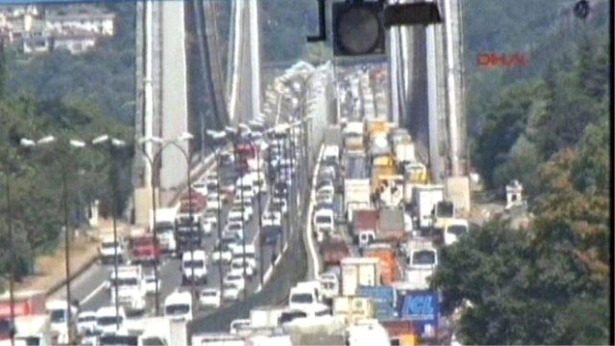 İstanbul\'da Bayram Trafiği Başladı! Her İki Köprü de Kilit
