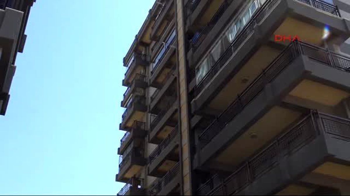 Anne ve Babasını Kaybeden Kadın Balkondan Kendini Attı