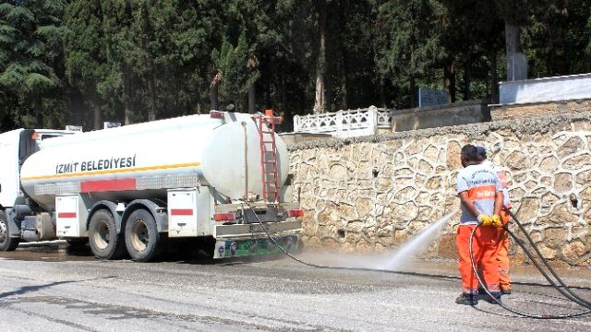 İzmit\'te Cami ve Mezarlıklarda Bayram Temizliği