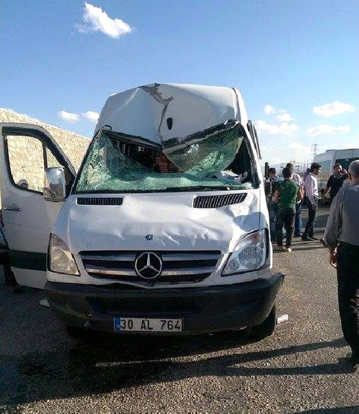 Van\'da Kamyondan Düşen Su Deposu Minibüse Çarptı: 2 Yaralı