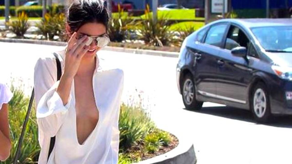 Kardashian'ın Güzel Kardeşi Dekolte İşini Abarttı