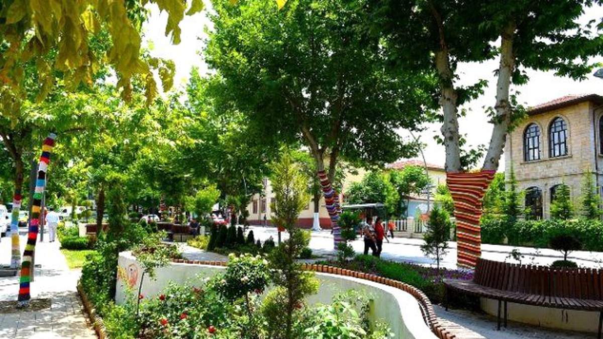Malatya Büyükşehir Belediyesi\'nden "Ağaç Giydirme Sanatı" Projesi