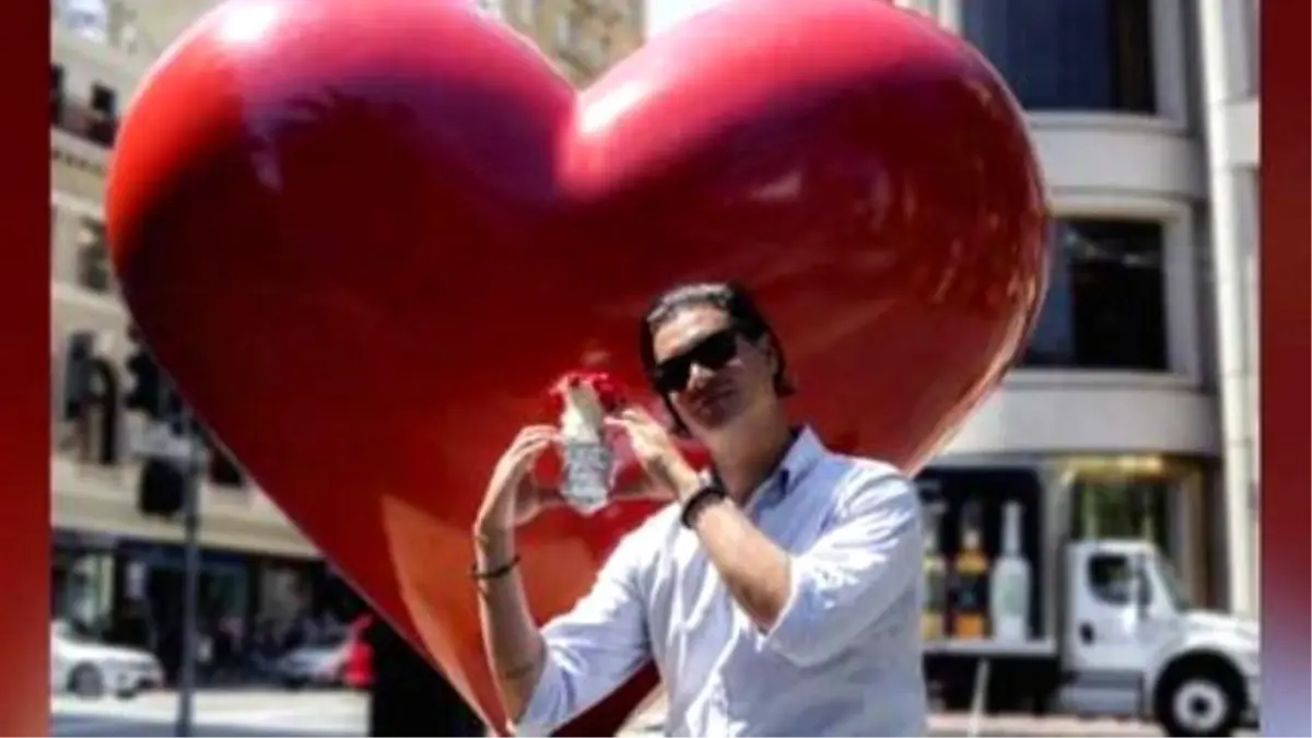 Man Poses With A Burrito İn Hilarious Engagement Photos