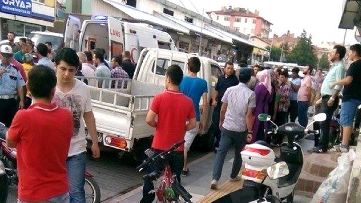 Motosiklet ile Kamyonet Çarpıştı: 2 Yaralı