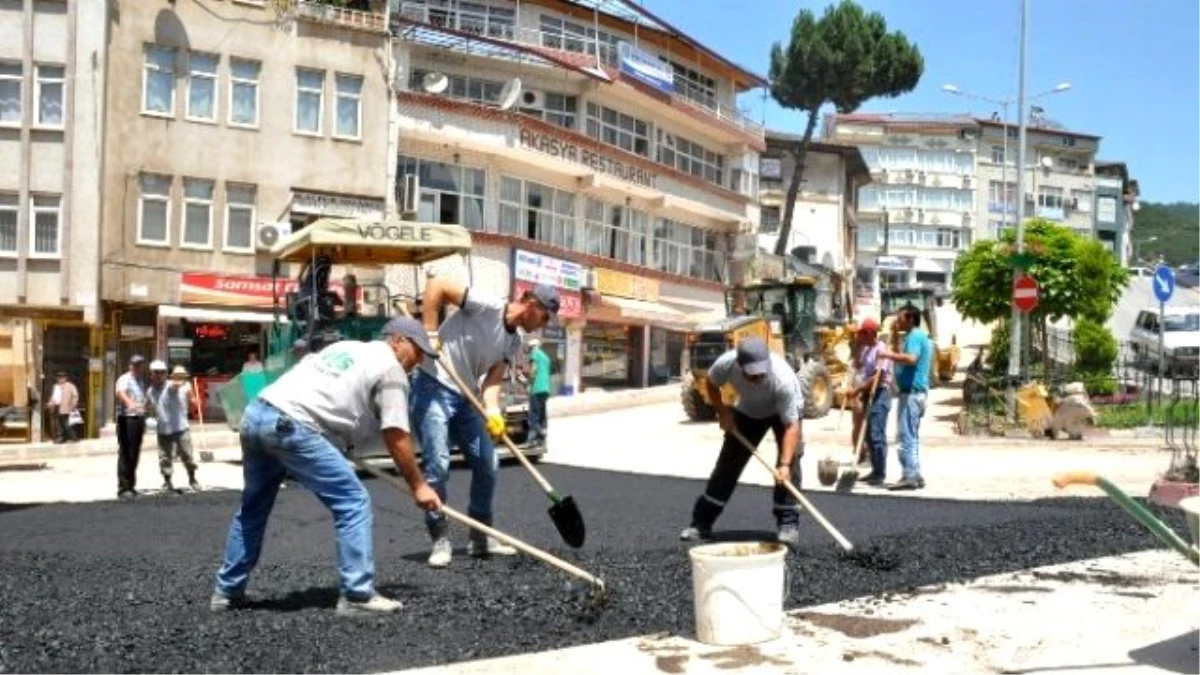 Niksar\'da Yağmurun Bozduğu Yollar Asfaltlanıyor