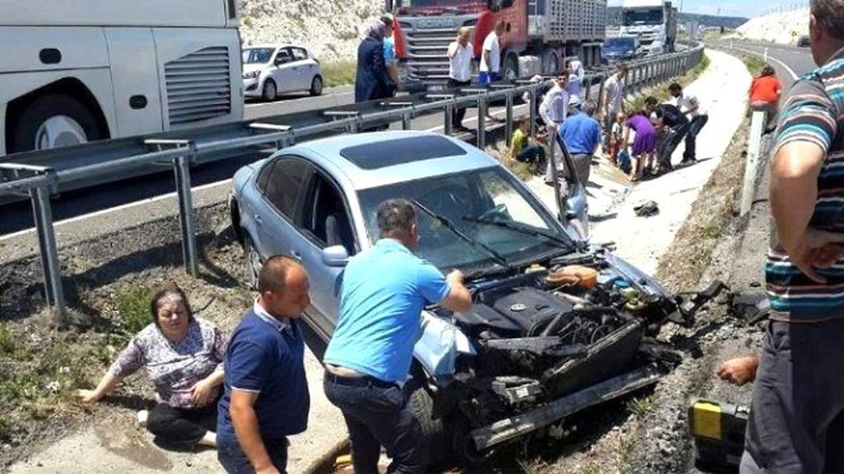 Kütahya\'da Otomobil Şarampole Devrildi: 6 Yaralı