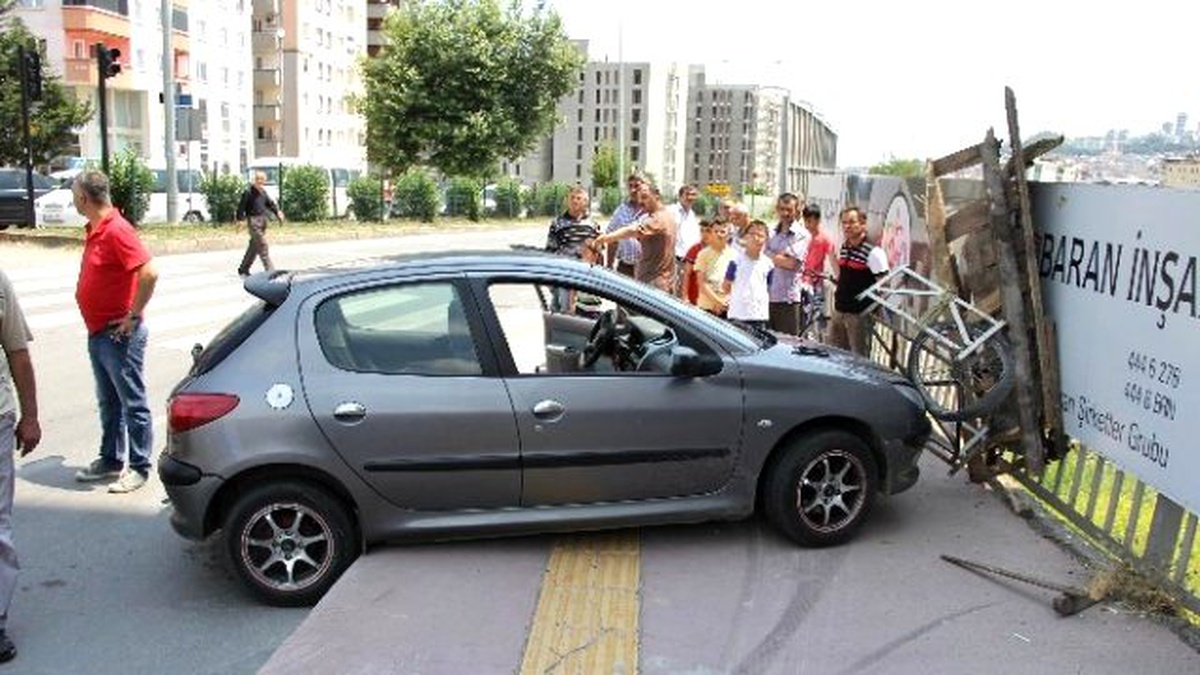 Otomobilin Çarptığı Hurdacı Yaralandı