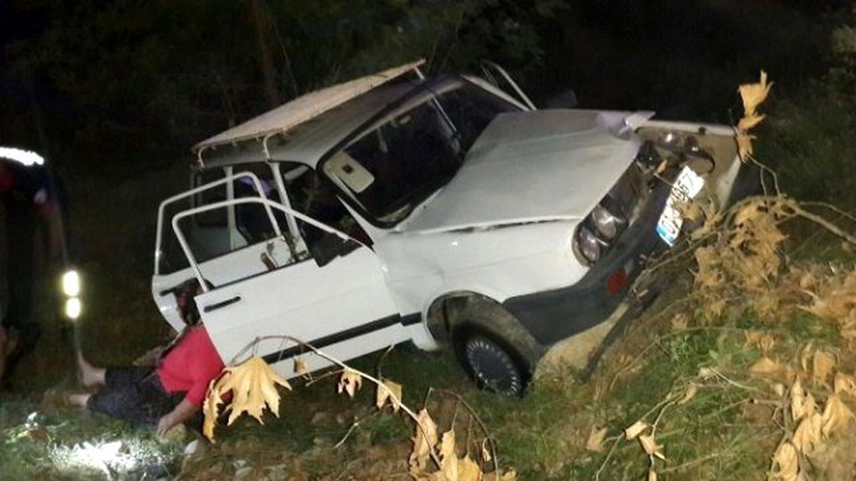 Otomobiline Parfüm Sıkmak İsterken Kaza Yaptı: 2 Yaralı