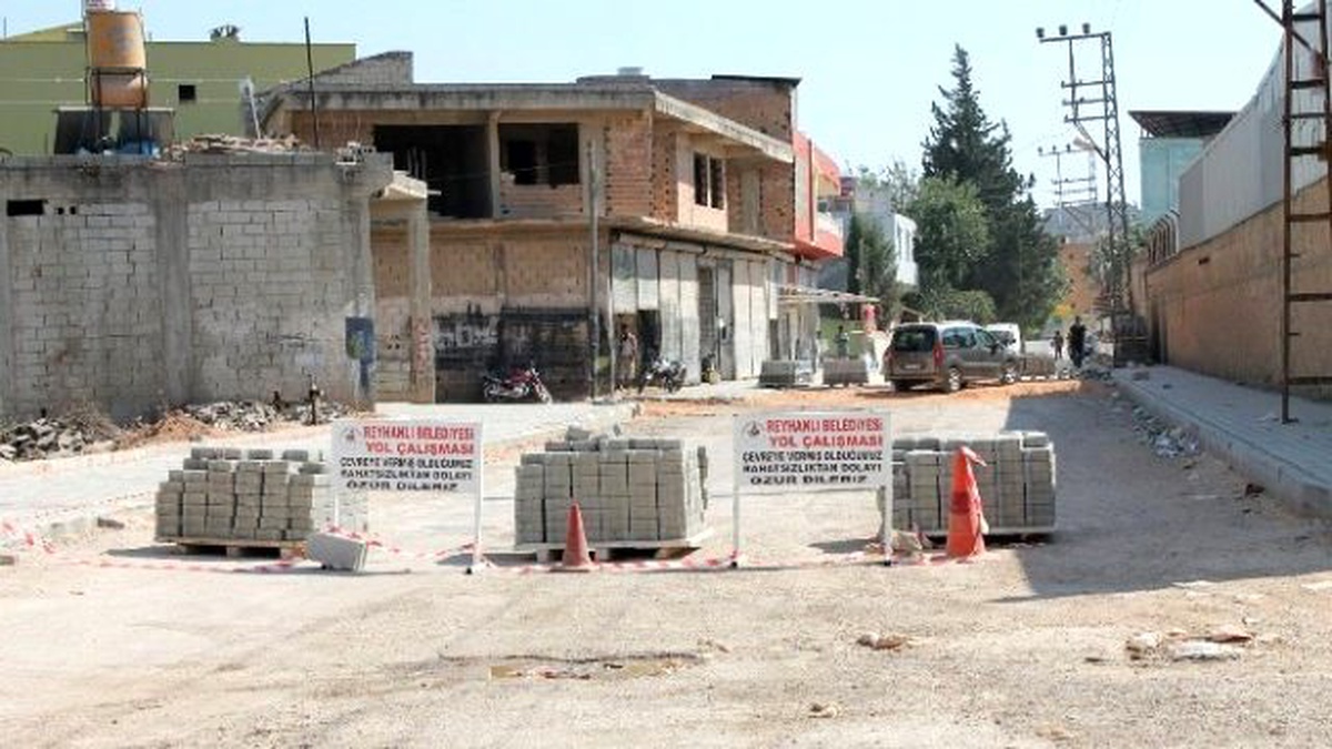 Reyhanlı\'da Yollar Parke Taşı İşle Kaplanıyor