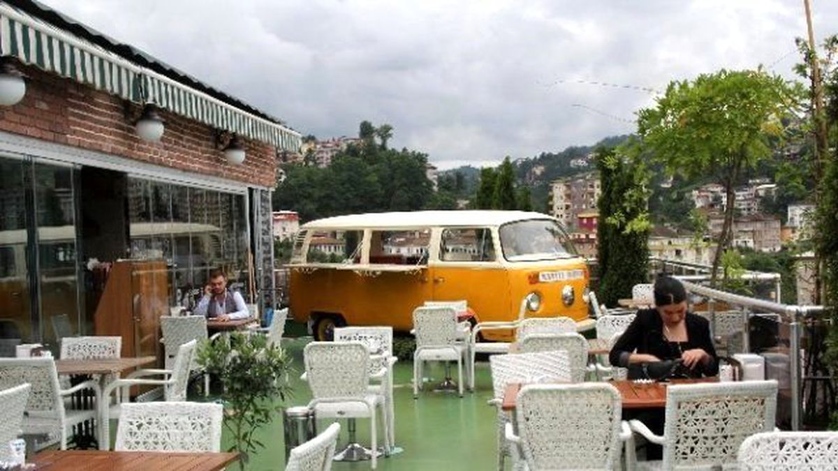 Rize\'de Bir İşletmeci 11. Kattaki Kafesine Vinçle Minibüs Çıkardı