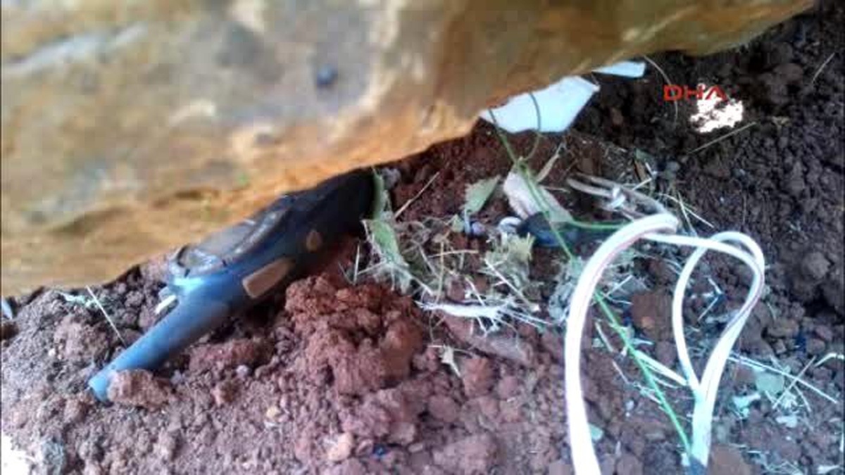 Silvan\'da Askerin Geçiş Yoluna PKK\'lılardan Bombalı Tuzak