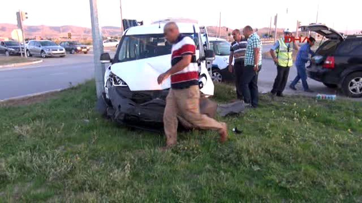 Sivas Hafif Ticari Araç ile Otomobil Çarpıştı: 3 Yaralı