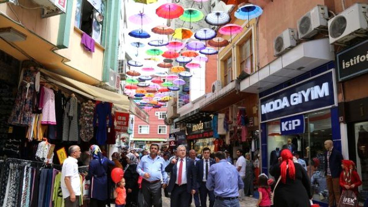 Sokağa "Şemsiyeli" Dekorasyon