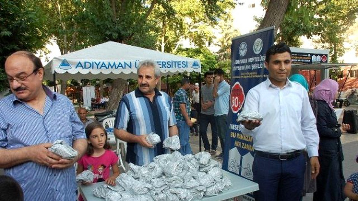 Suriyelilerden Adıyamanlılara İftarlık Paketleri
