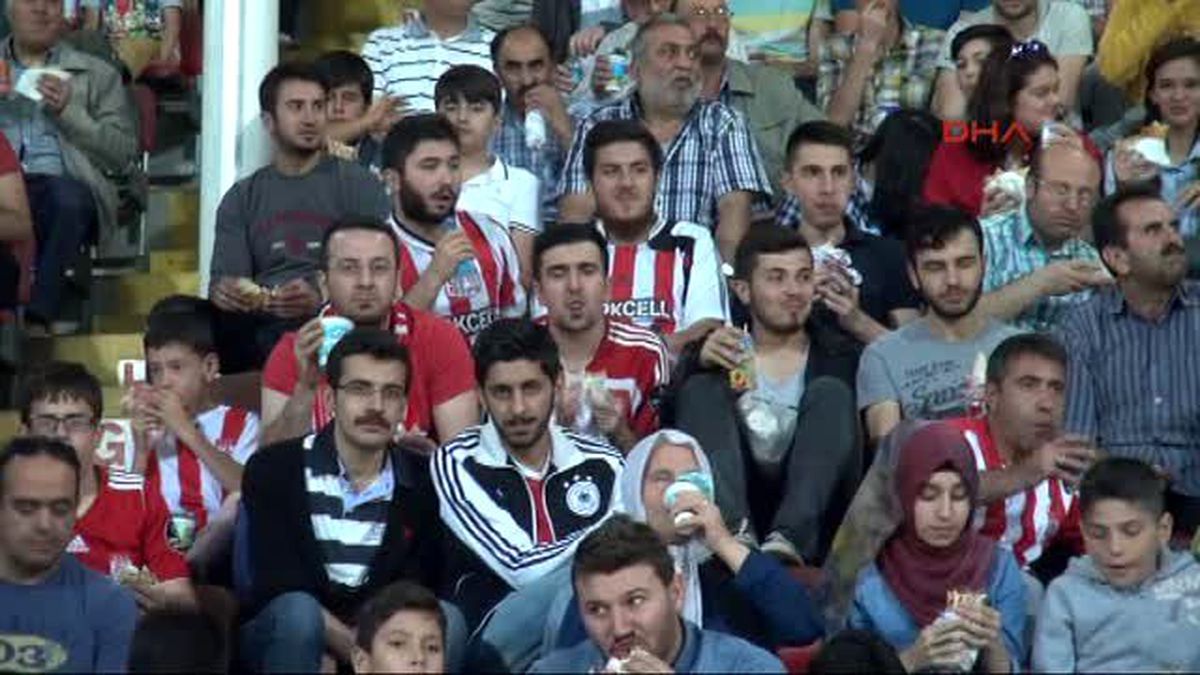 Taraftarlar Tribünde Oruç Açtı