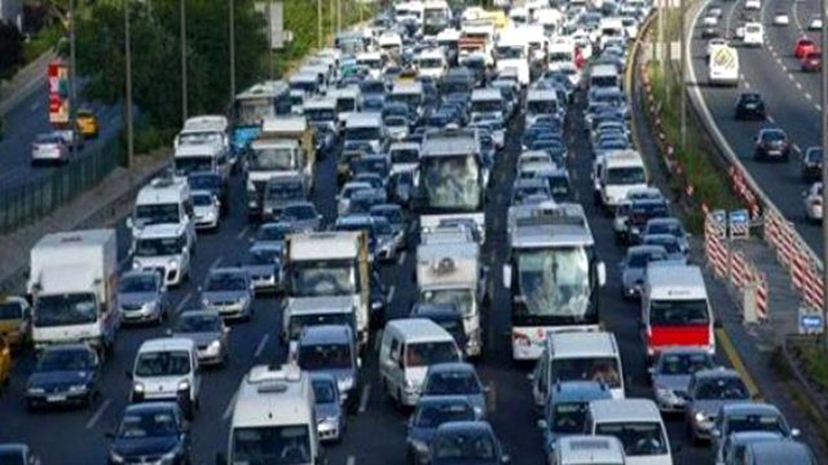 Tatilciler Yolları Kilitledi