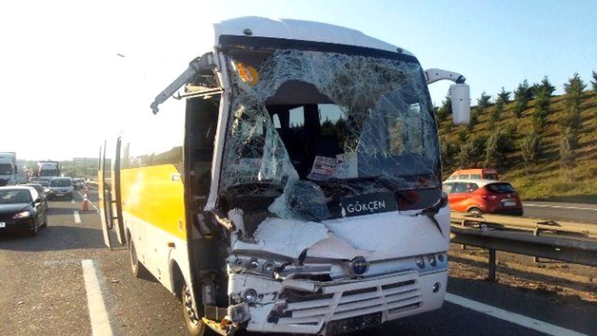 Tem\'de Seyreden Servis Otobüsü Kamyona Çarptı: 3 Yaralı
