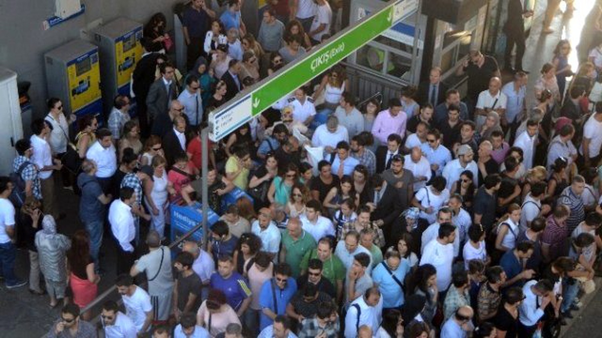 Trafik Yoğunluğu Metrobüs Duraklarını da Olumsuz Etkiledi