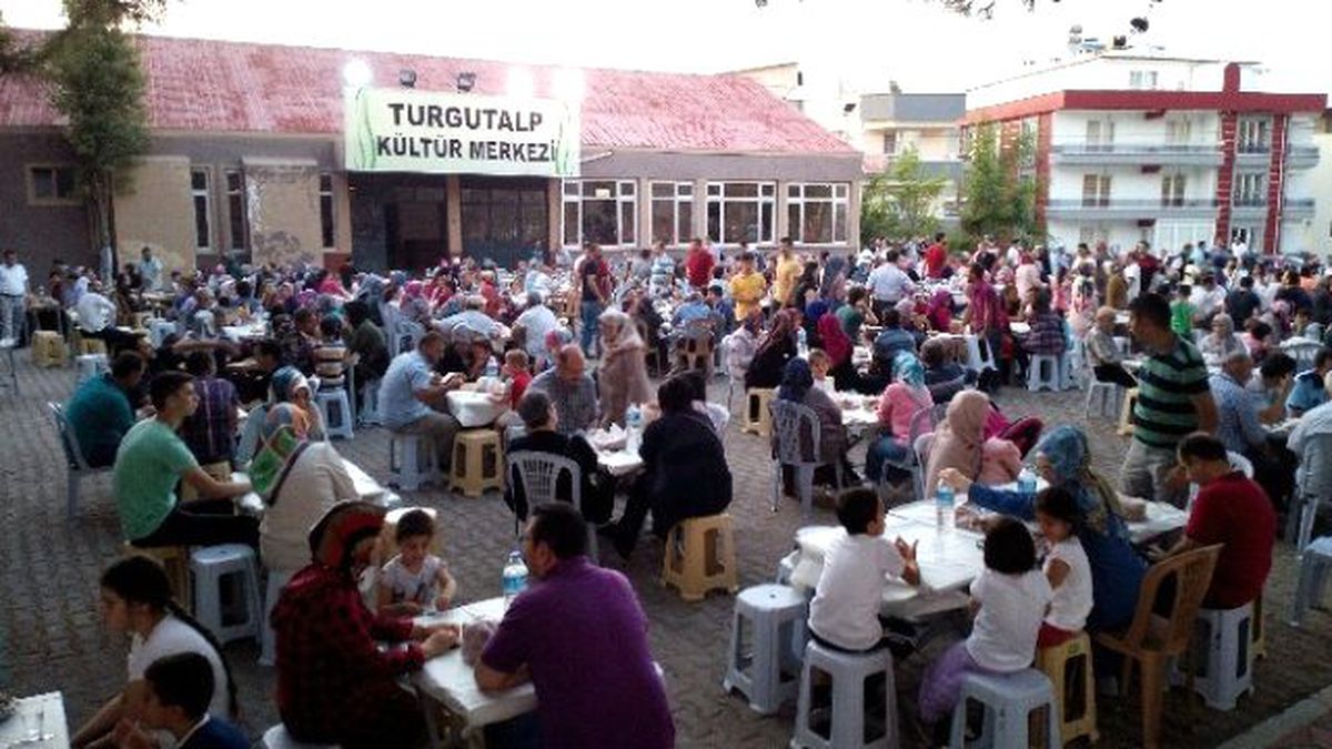 Turgutalp\'in Gençlerinden Somalılara İftar