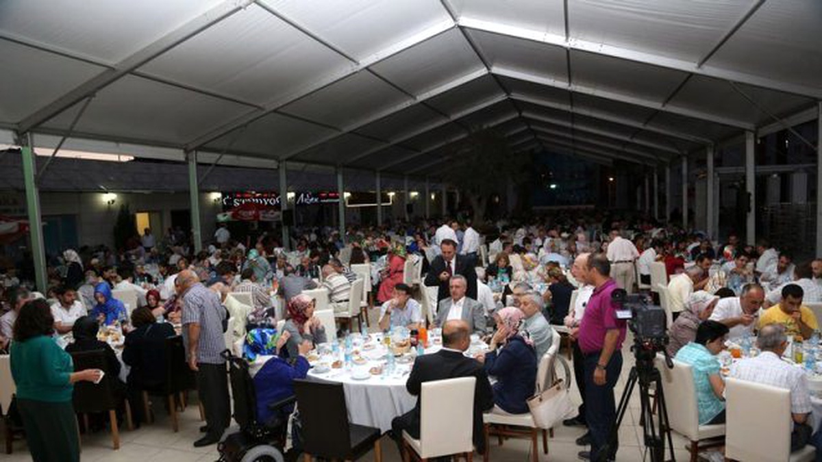 Ümraniye Belediyesi Engelli ve Yaşlıları İftarda Ağırladı